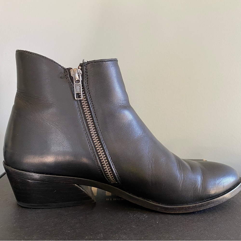 Frye Bootie Farrah Inside Zip Bootie size 8.5 Black Leather